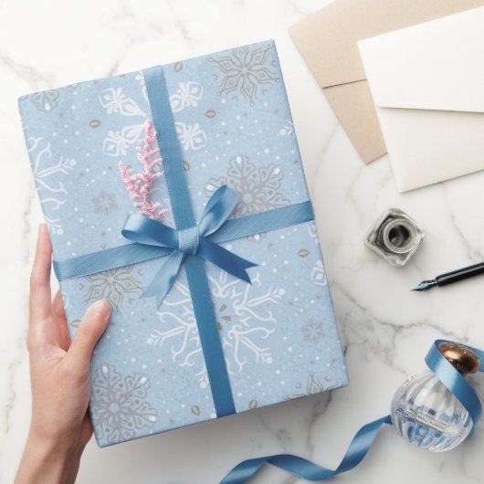  blauw cadeautje met witte kerstsnowschilfers cadeaupapier (Geschenken)