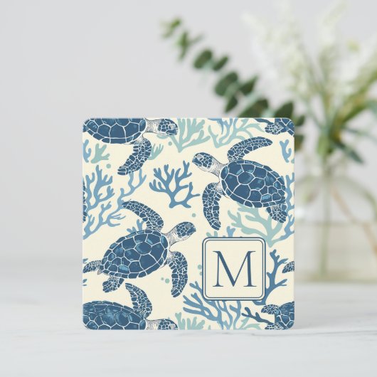 Blauw en crème Zee Turtles Monogram (Staand voorkant)