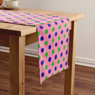 Blauw en groen op roze polka stippen patroon korte tafelloper