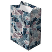 Blauw en Mauve Abstract Terrazzo Design Medium Cadeauzakje (Voorkant Gekanteld)