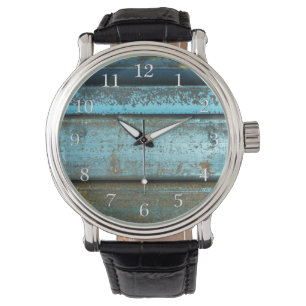 Blauw en roest ruw doorstaan geroest metaal horloge