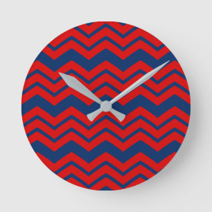 Blauw en rood chevronpatroonontwerp  ronde klok