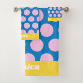Blauw en roze Big Polka Dot Pattern gepersonalisee Bad Handdoek (Insitu)