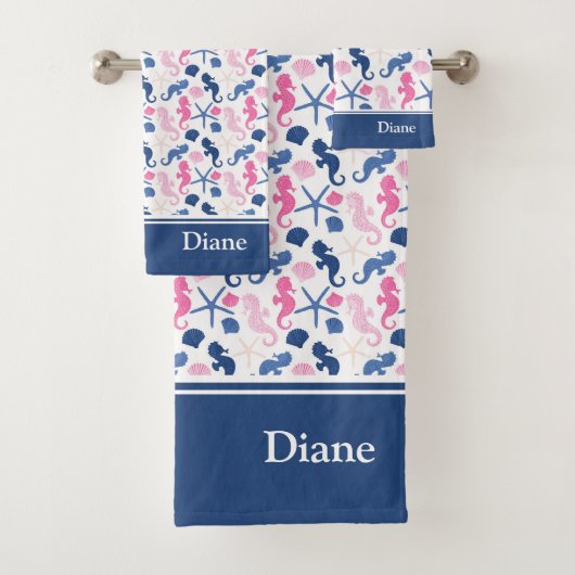 Blauw en Roze Oceaan Seashell Patroon met Naam Bad Handdoek (Insitu)