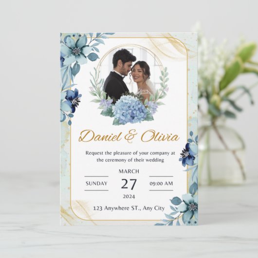 Blauw en Wit Bloemen Bruiloft Uitnodiging (Staand voorkant)