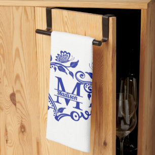Blauw en wit bloemenmonogram M Theedoek