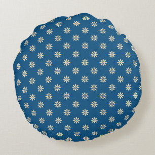 Blauw en wit bloemmotief rond kussen