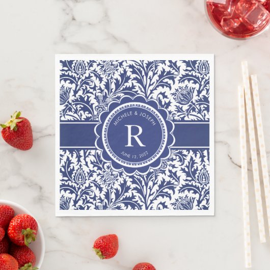 Blauw en wit bruiloft William Morris Monogram Servet (Insitu)