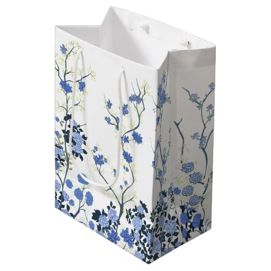 Blauw en wit Floral Gift Bag Medium Cadeauzakje (Voorkant Gekanteld)