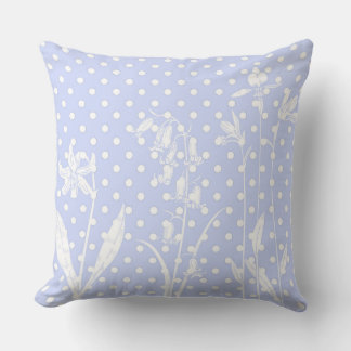 Blauw en wit gestippeld kussen met bloemen