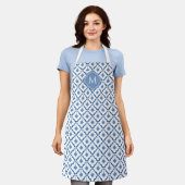 Blauw en wit keramisch patroon met monogram schort (Gedragen)
