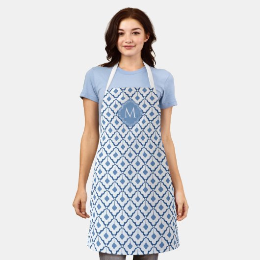 Blauw en wit keramisch patroon met monogram schort (Gedragen)