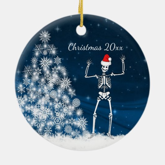 Blauw en wit kerstskelet "Kerstmis 20xx"-Ceram Keramisch Ornament (Achterkant)
