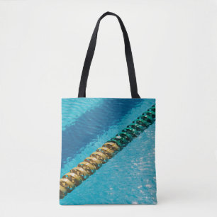 Blauw en wit ketting op blauw lichaam van wat draagtas