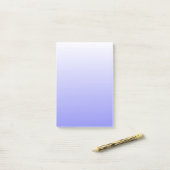 Blauw en wit verloop post-it® notes (Op bureau)