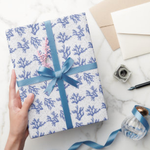 Blauw en wit zee koraal allover patroon cadeaupapier