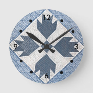 Blauw en witte quilt ronde klok