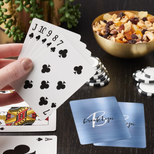 Blauw geborsteld metaal zwart wit script monogram pokerkaarten (Insitu)