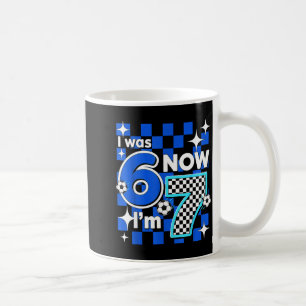 Blauw geruit Ik was 6 Nu ben ik 7 Verjaardag Voetb Koffiemok