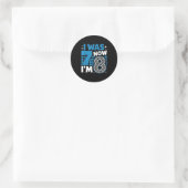Blauw geruit ik was 7 nu ben ik 8 verjaardagsjonge ronde sticker (Tas)