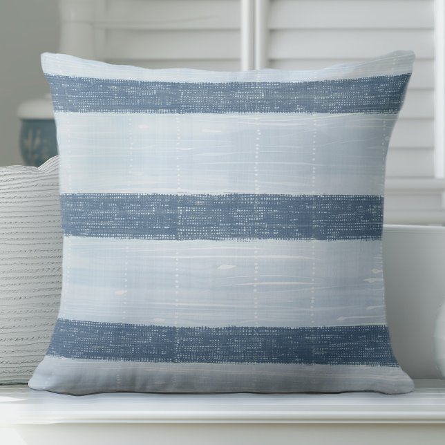 Blauw gestreept kussen - luifel strepen (Add Coastal Elegance to your living room with this blue decorative pillow with awning stripes.)