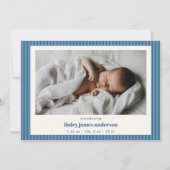 Blauw gestreepte moderne foto van pasgeboren babyj aankondiging (Voorkant)