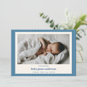 Blauw gestreepte moderne foto van pasgeboren babyj aankondiging