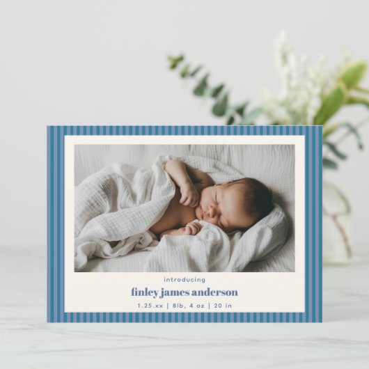 Blauw gestreepte moderne foto van pasgeboren babyj aankondiging (Staand voorkant)