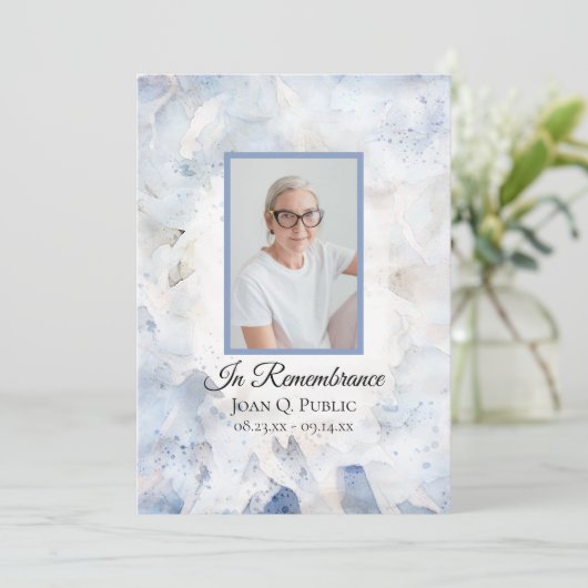 Blauw getinte anjer begrafenisdienst programma (Staand voorkant)