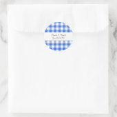 Blauw gingham patroon bruiloft gunsten ronde sticker (Tas)