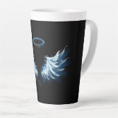 Blauw gloeiende engelenvleugels op zwarte achtergr latte mok (Rechterhoek)