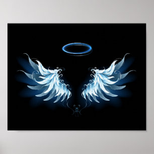 Blauw gloeiende engelenvleugels op zwarte achtergr poster