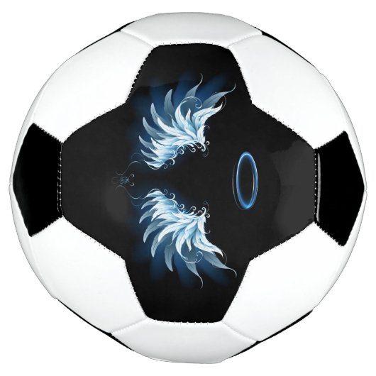 Blauw gloeiende engelenvleugels op zwarte achtergr voetbal (Gedraaid)