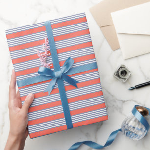 Blauw-grijs vijf stripe patronen met levend koraal cadeaupapier