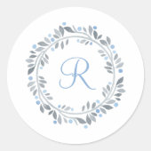 Blauw Grijs Wit Monogram Bloemkrans Envelop Ronde Sticker (Voorkant)