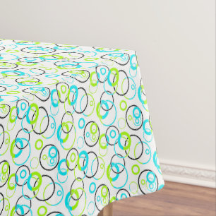 blauw groene en zwarte ringen en cirkels op wit tafelkleed