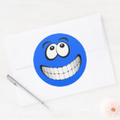 Blauw groot grijns gezicht ronde sticker (Envelop)
