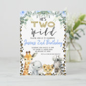 Blauw Hij is Twee Wild Cheetah Print 1e Verjaardag Kaart (Staand voorkant)