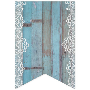 Blauw houten paneel met witte kant vlaggetjes