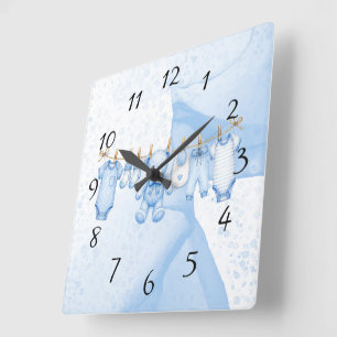 Blauw kledingrek met teddybeer baby shower vierkante klok