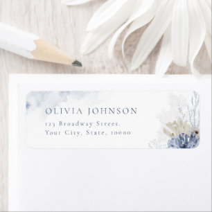 Blauw koraal en seizoenshells strand met de naam R Etiket