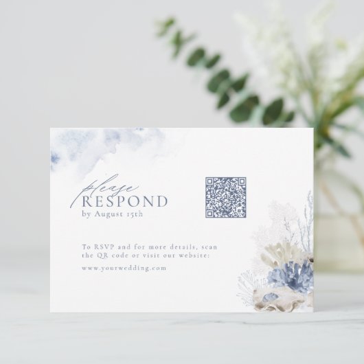 Blauw koraal & zeeschelpen strand bruiloft QR code RSVP Kaartje (Staand voorkant)