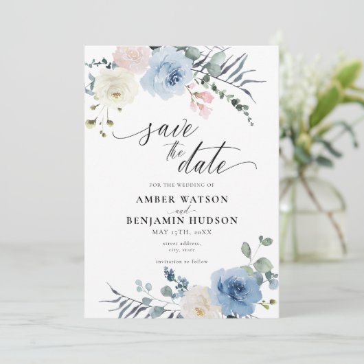 Blauw licht bleekroze knollen maken de datum op kaart (Staand voorkant)