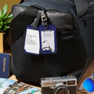 Blauw medisch klembord met stethoscoop bagagelabel