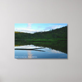 Blauw meer bosreflectie Indonesië landschap Canvas Afdruk