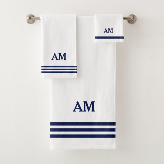 Blauw monogram en drie strips op wit bad handdoek (Insitu)