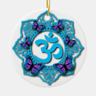 Blauw ohm mandala-ontwerp met paarse vlinders keramisch ornament