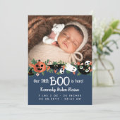 Blauw Onze kleine boe is hier Halloween Baby Aankondiging (Staand voorkant)
