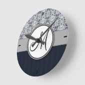Blauw op Silver Damask w Navy Stripes en Monogram Ronde Klok (Hoek)