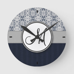 Blauw op Silver Damask w Navy Stripes en Monogram Ronde Klok